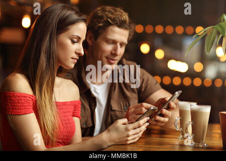 Carino coppia su una data presso il cafe Foto Stock