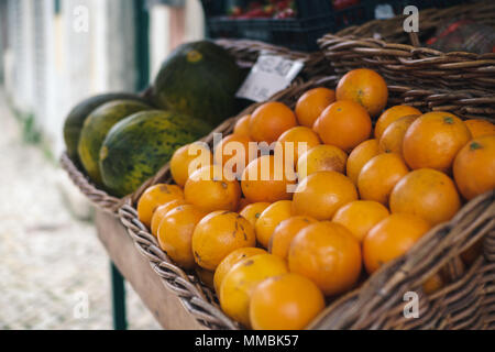 Venditore a vendere le arance Foto Stock