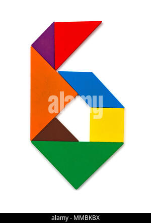 Tangram di legno sagomato come un numero 6 su bianco Foto Stock