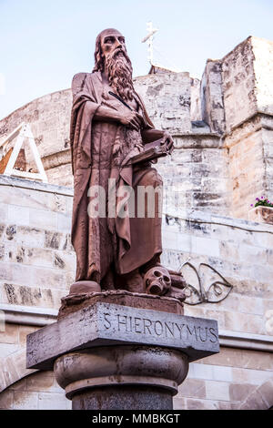 La chiesa e le statue per le strade di Betlemme - Gerusalemme Foto Stock