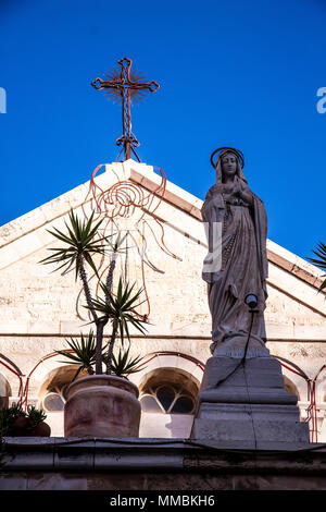 La chiesa e le statue per le strade di Betlemme - Gerusalemme Foto Stock