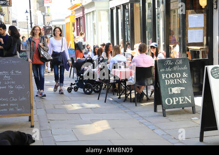 Il cafe e negozi sul trendy Camden passaggio off Upper Street nel quartiere di Islington, a nord di Londra, Regno Unito Foto Stock