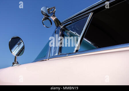 Pink Cadillac 1958 Series 62 convertibile, Repubblica Ceca Oldtimer, classico americano, veterano, auto, Design, specchietto retrovisore Foto Stock