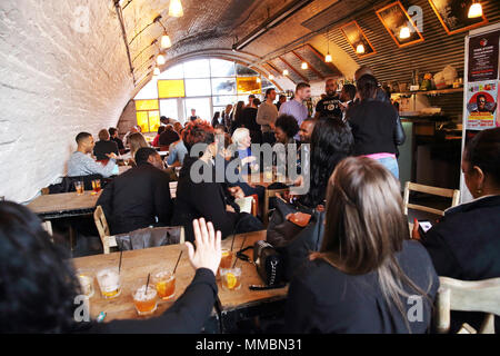 Bar Story, un bar alla moda in un sottostante arcata Peckham Rye stazione ferroviaria di Londra SE15, Regno Unito Foto Stock