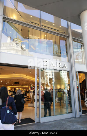 Zara ladies fashion store, su Oxford Street, Londra, Regno Unito Foto Stock