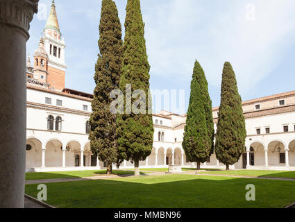 Renaissance Cypress chiostro del monastero benedettino di San Giorgio Maggiore, Venezia, Italia, da Giovanni e Andrea Buora. Parte di Cini Foundatio Foto Stock