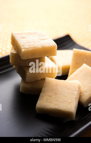 Shrikhand Vadi o Bar o torta è un popolare Maharashtrian cibo dolce Foto Stock