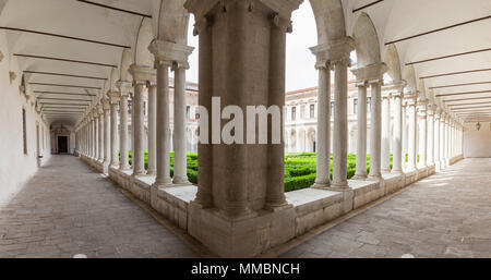 Il Chiostro Palladiano nel monastero benedettino ora parte della Fondazione Cini, sull'isola di San Giorgio Maggiore, Venezia, Veneto, Italia Foto Stock