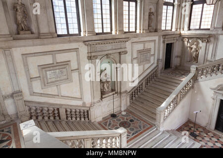 Il Barocco monumentale scalone di Baldassarre Longhena per gli abati quarti, Monastero Benedettino di San Giorgio Maggiore, Venezia, Veneto, Italia Foto Stock