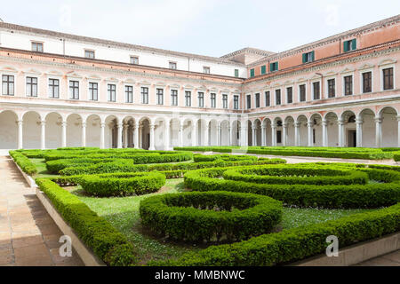 Il Chiostro Palladiano nel monastero benedettino ora parte della Fondazione Cini, sull'isola di San Giorgio Maggiore, Venezia, Veneto, Italia Foto Stock