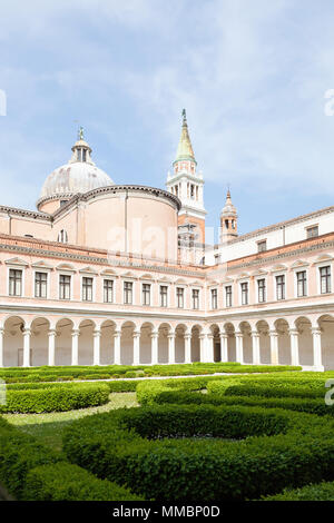 Il Chiostro Palladiano nel monastero benedettino ora parte della Fondazione Cini, sull'isola di San Giorgio Maggiore, Venezia, Veneto, Italia Foto Stock