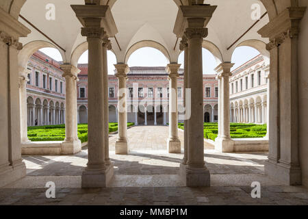 Il Chiostro Palladiano nel monastero benedettino ora parte della Fondazione Cini, sull'isola di San Giorgio Maggiore, Venezia, Veneto, Italia Foto Stock