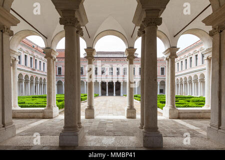 Il Chiostro Palladiano nel monastero benedettino ora parte della Fondazione Cini, sull'isola di San Giorgio Maggiore, Venezia, Veneto, Italia Foto Stock