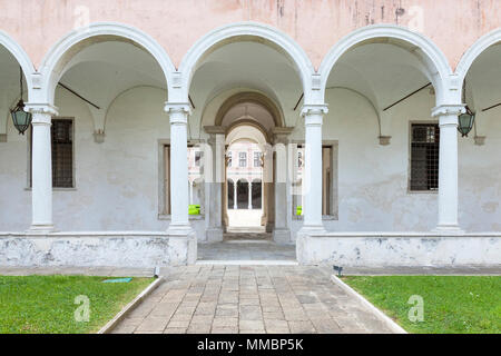 La rinascimentale Cypress chiostri nel monastero benedettino parte della Fondazione Cini, isola di San Giorgio Maggiore, Venezia, Veneto, Italia Foto Stock