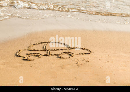 Disegnare auto sulla spiaggia di sabbia. Progettazione Concettuale.Il simbolo AUTO. Il concetto di rischio nel finanziamento immobiliare.disegno sulla spiaggia.Il processo decisionale ai sensi incertezza e condizioni di rischio. Una dura scelta da fare. Foto Stock