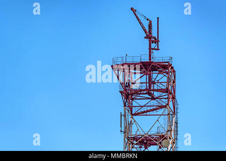 Parte superiore della torre cellulare con le antenne Foto Stock