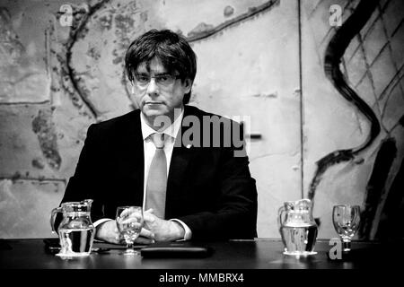 Immagine del file - Il catalano presidente regionale CARLES PUIGDEMONT assiste a una riunione di governo presso il Palau de la Generalitat di Barcellona. Foto Stock