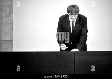 FILE IMMAGINE - Presidente catalano CARLES PUIGDEMONT firma una dichiarazione di indipendenza documento al Parlamento della Catalogna dopo la discussione sulla resul Foto Stock