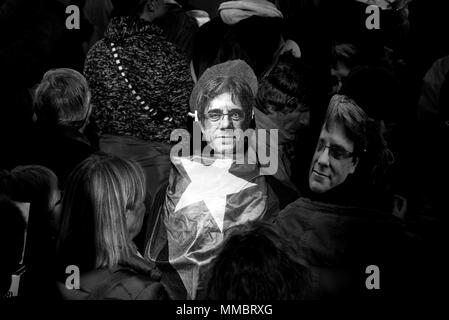 FILE IMMAGINE - un uomo che indossa una maschera del presidente CARLES PUIGDEMONT e avvolto con un estelada o pro-indipendenza bandiera durante una manifestazione di protesta in Barcelon Foto Stock