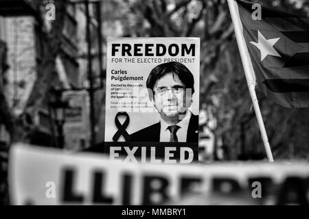 FILE IMMAGINE - In Barcellona strade persone che manifestavano per il rilascio dei detenuti catalano i leader portano i banner di CARLES PUIGDEMONT. Foto Stock