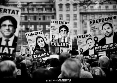 FILE IMMAGINE - In Barcellona strade persone che manifestavano per la liberazione dei detenuti politici catalano portano i banner di CARLES PUIGDEMONT e altri Foto Stock