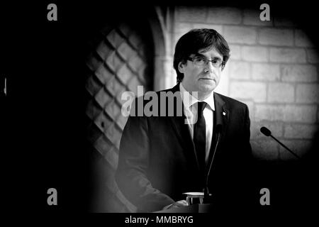 Immagine del file - Il catalano presidente regionale CARLES PUIGDEMONT fornisce una dichiarazione istituzionale al Palau de la Generalitat di Barcellona. Foto Stock