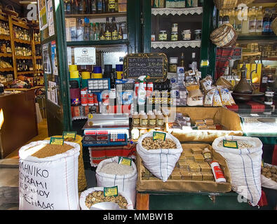 Syros Island: 1 luglio . Negozio di alimentari con naturale oragnic sano cibo e di erbe e spezie in Ermoupolis Giugno 1st, Syros, Grecia. Foto Stock