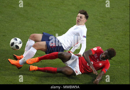 L'Inghilterra del Bobby Duncan (in alto) e lo svizzero Alexandre Jankewitz battaglia per la sfera durante la UEFA europeo U17 campionato, gruppo A CORRISPONDERE AL AESSEAL New York Stadium, Rotherham. Foto Stock