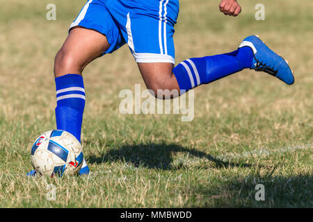 Asian football soccer player sul campo da gioco di calci calci a sfera sfera closeup unidentified astratta. Foto Stock