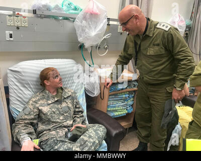 Sgt. Shanda Owens, un patriota di controllo antincendio Enhanced Operator/Maintainer assegnato al Delta batteria, 5° Battaglione, settima la difesa aerea artiglieria, decimo esercito aria e la difesa missilistica comando viene controllato dal colonnello israeliano Moshe Meyouhass, un medico assegnato all'unità Yakar, Soroka Medical Center dopo un giunto evacuazione medica (MEDEVAC) missione di formazione ed evacuazione medica durante un Juniper Cobra 18 nel deserto del Negev Mar 7, 2018. Foto Stock