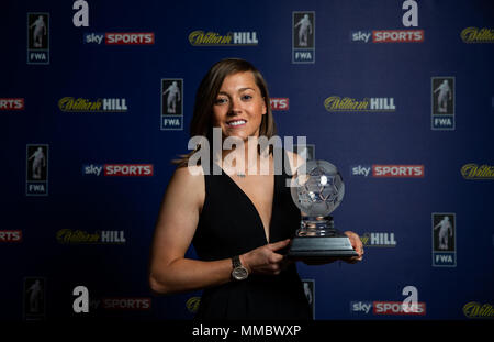 Chelsea Ladies Fran Kirby pone con FWA donna Calciatore dell'anno 2018 premi durante la FWA Calciatore dell'anno la cena al Landmark Hotel di Londra. Foto Stock