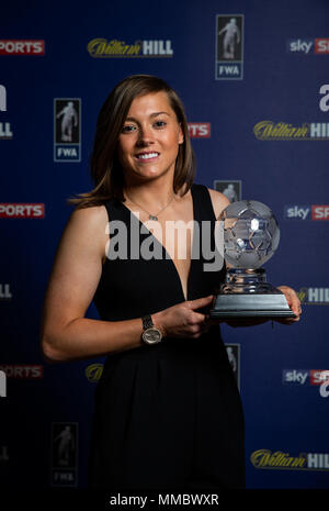 Chelsea Ladies Fran Kirby pone con FWA donna Calciatore dell'anno 2018 premi durante la FWA Calciatore dell'anno la cena al Landmark Hotel di Londra. Foto Stock