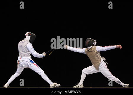 Keith cuoco della Gran Bretagna in azione contro Brice Guyart della Francia presso la scherma durante il London prepara Olympic 2012 Evento di prova presso l'ExCel Arena Foto Stock