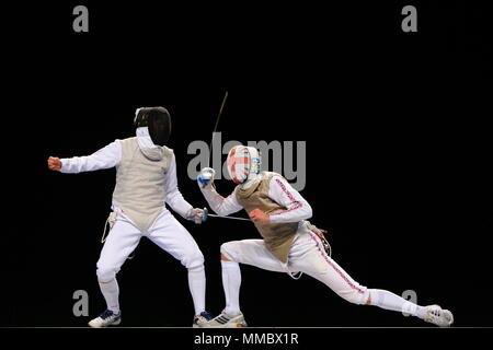 James Kenber della Gran Bretagna in azione contro Dmitri Regine della Russia presso la scherma durante il London prepara Olympic 2012 Evento di prova presso l'ExCel Arena Foto Stock