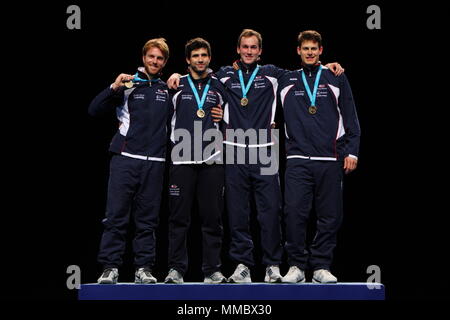 (L-R) Laurence Halsted, Edward Jefferies, Jamie Kenber e Richard Kruse posano con le loro medaglie d oro dopo aver vinto gli uomini del team di lamina evento presso la scherma Invitational, parte di Londra si prepara a serie ExCel su Novembre 27, 2011 a Londra, Inghilterra Foto Stock