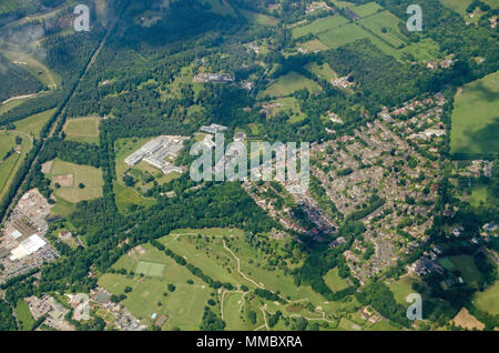 Vista aerea di parte del Surrey villaggio di Windlesham. Insieme con la scatola e un campo da golf, le attività di ricerca e sviluppo del sito dell'pharmaceut Foto Stock