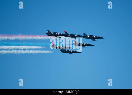 Patriots Jet Team esegue acrobazie aeree sopra la "Città sulla Baia" durante la San Francisco Settimana della flotta il 7 ottobre 2017. Il team jet è composta di sei piloti civili e sei Aero L-39 Albatros jet. (U.S. Marine Corps photo by Lance Cpl. Bryce Hodges) Foto Stock