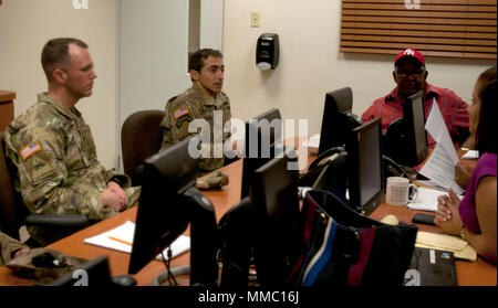 Il Mag. Kevin Kirchgraber, sinistro e il Mag. Manny Menendez, a destra del XIV Combat Support Hospital, 44th brigata medica da Fort Benning, Georgia, incontro con Marcelo Trujillo, il sindaco di Humacao, e gli altri funzionari della città Ottobre 8, 2017 in un ospedale locale in Humacao, Puerto Rico. Il XIV CSH è in procinto di stabilire un campo hosipital per sostenere la vita risparmiando sforzi nella regione sud-est dell'isola. Foto Stock