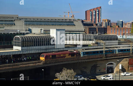 Un venerdì sera un Arriva Trains Wales treno trainato da una locomotiva diesel arriva a Manchester Piccadilly con un servizio a Llandudno. Foto Stock