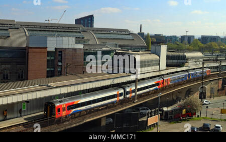 In early May Bank Holiday sabato un East Midlands treno arriva alla stazione di Manchester Piccadilly con un servizio da Nottingham per Liverpool Lime Street Foto Stock