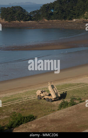 Stati Uniti I soldati assegnati al XVIII Campo brigata di artiglieria, Fort Bragg, NC, il lancio di razzi da un M142 High Mobility Artillery Rocket System (HIMARS), a Daecheon, Corea del Sud, Sett. 21, 2017. Gli Stati Uniti Esercito ha condotto questo live formazione antincendio, fornendo della Corea del Sud e le forze USA la capacità per il lancio di razzi da postazioni mobili e colpire obiettivi con il minimo preavviso. (U.S. Esercito foto di Sgt. Ashley Marmo) Foto Stock