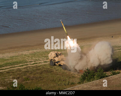 Stati Uniti I soldati del lancio di razzi da un M142 High Mobility Artillery Rocket System (HIMARS), a Daecheon, Corea del Sud, Sett. 21, 2017. Gli Stati Uniti Esercito ha condotto questo live formazione antincendio, fornendo della Corea del Sud e le forze USA la capacità per il lancio di razzi da postazioni mobili e colpire obiettivi con il minimo preavviso. (U.S. Esercito foto di Sgt. Ashley Marmo) Foto Stock