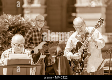 DIMITROVGRAD, Bulgaria - 30 Aprile 2018: il chitarrista jazz si concentra sulla sua interessante e complesso di musica per chitarra parte al concerto di strada evento dedicato alla Foto Stock