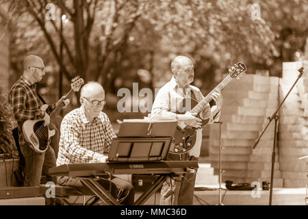 DIMITROVGRAD, Bulgaria - 30 Aprile 2018: maschio chitarrista jazz mantiene un ritmo costante come parte della sua band al concerto di strada evento dedicato alla Internationa Foto Stock