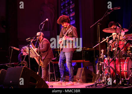 Vincitore del premio 2017 LetterOne Rising Stars Jazz Award, Tom Ibarra effettuando al Cheltenham Jazz Festival, Cheltenham ,UK. 4 maggio 2018 Foto Stock