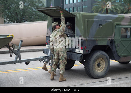 Louisiana National Guard i soldati sono l'impostazione di un Tactical Operations Center entro la Mercedes-Benz Superdome con il pericolo incombente di uragano Nate rapidamente avvicinando a New Orleans, Ott 7, 2017. La tempesta si dovrebbe raggiungere la categoria 2 status con venti sostenuti di 90 miglia all'ora. (U.S. Esercito nazionale Guard photo by Staff Sgt. Giosia Pugh) Foto Stock