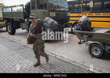 Louisiana National Guard i soldati sono l'impostazione di un Tactical Operations Center entro la Mercedes-Benz Superdome con il pericolo incombente di uragano Nate rapidamente avvicinando a New Orleans, Ott 7, 2017. La tempesta si dovrebbe raggiungere la categoria 2 status con venti sostenuti di 90 miglia all'ora. (U.S. Esercito nazionale Guard photo by Staff Sgt. Giosia Pugh) Foto Stock