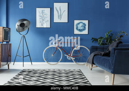 Bianco e nero moquette a motivi geometrici in blu alla moda soggiorno Foto Stock