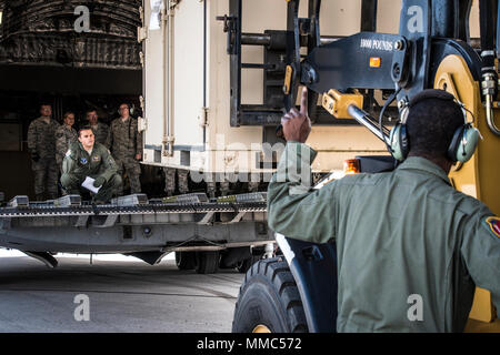 Senior Airman Thomas Bennett un loadmaster con il 105° Airlift Wing (AW) dirige un carrello elevatore a forche di carico C-17 il 105° AW inviato alla 179th Airlift Wing in Mansfield, Ohio, 10 ottobre, 2017. Il 105° AW inviato una C-17 a prelevare il secondo rilievo di disastro Beddown Sistema (DRBS) che il duecentesimo rosso squadrone di cavallo (RHS) ha inviato agli aiuti in uragano soccorsi. Questa seconda DRBS sarà a capo di Puerto Rico . Con le esclusive funzionalità e risorse il duecentesimo RHS ha come auto-sostenere unità che può distribuire ovunque nel mondo entro 72 ore, l'unità è in grado di utilizzare le sue risorse per suppor Foto Stock