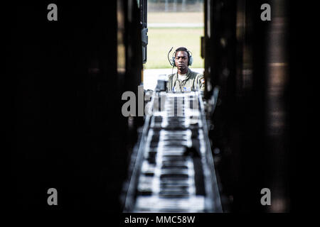 Senior Airman Thomas Bennett un loadmaster con il 105° Airlift Wing (AW) dirige un carrello elevatore a forche di carico C-17 il 105° AW inviato alla 179th Airlift Wing in Mansfield, Ohio, 10 ottobre, 2017. Il 105° AW inviato una C-17 a prelevare il secondo rilievo di disastro Beddown Sistema (DRBS) che il duecentesimo rosso squadrone di cavallo (RHS) ha inviato agli aiuti in uragano soccorsi. Questa seconda DRBS sarà a capo di Puerto Rico . Con le esclusive funzionalità e risorse il duecentesimo RHS ha come auto-sostenere unità che può distribuire ovunque nel mondo entro 72 ore, l'unità è in grado di utilizzare le sue risorse per suppor Foto Stock